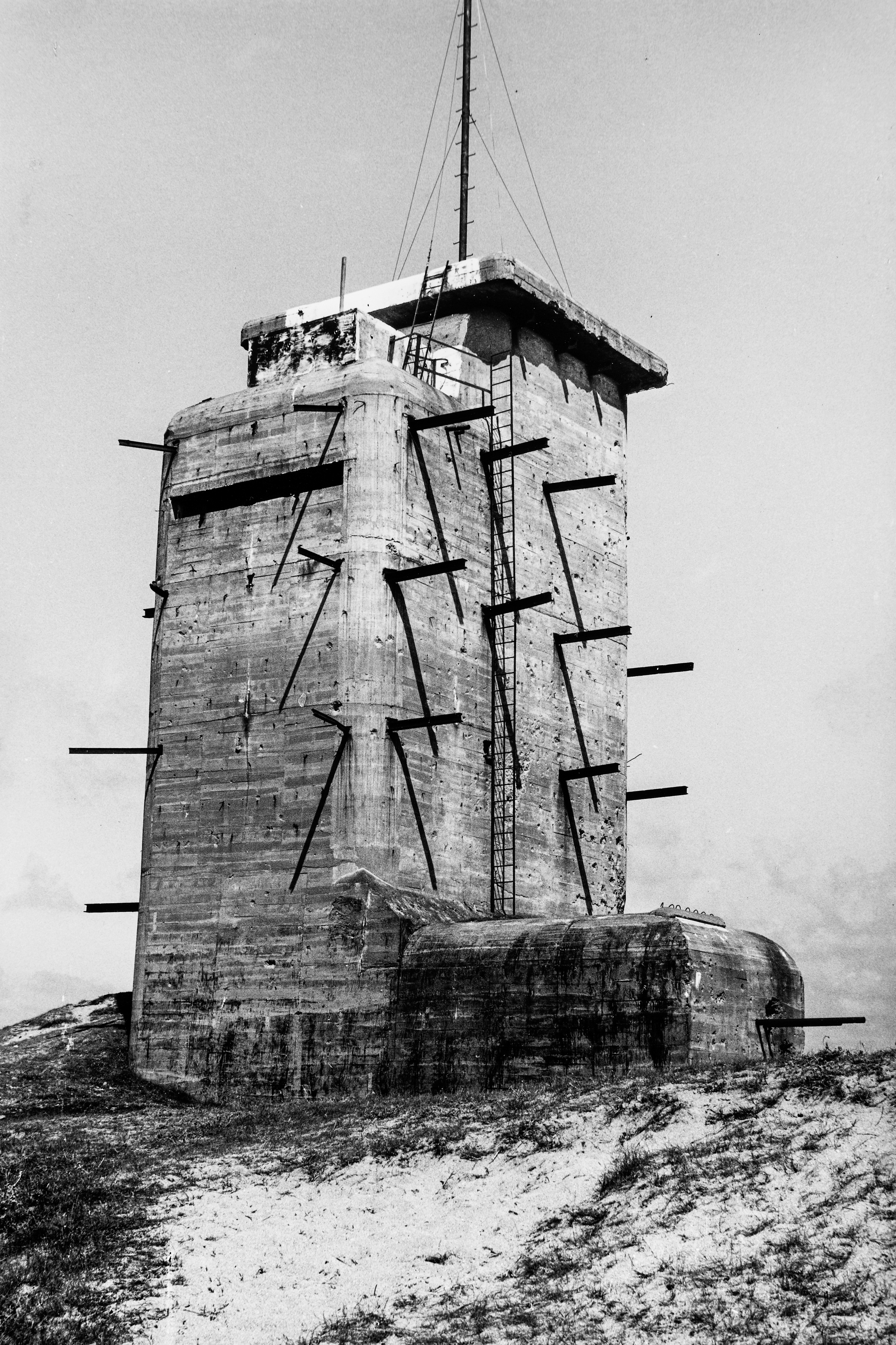 s112 Gefechtsleitturm Bretagne. Die Shlträger die diesen Bunker bedecken dienen dazu die Projektile vor dem Einschlag in den Befestigungsbau zur Explosion zu bringen 1